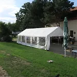 Отель Tvrz Holesice Orlicka Prehrada - Chaty *