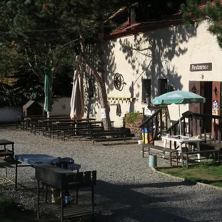 Tvrz Holesice Orlicka Prehrada - Chaty Lodge *