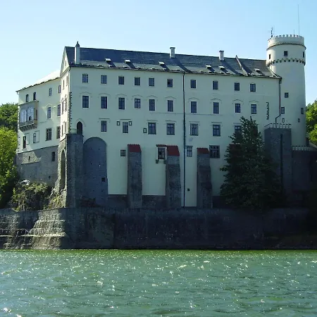 Tvrz Holesice Orlicka Prehrada - Chaty Klucenice