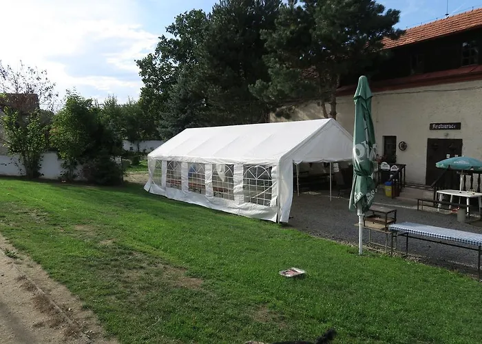 Hotel Tvrz Holešice Orlická Přehrada - *