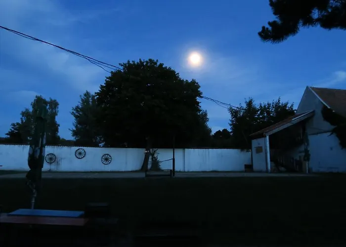 Tvrz Holešice Orlická Přehrada - Hotel