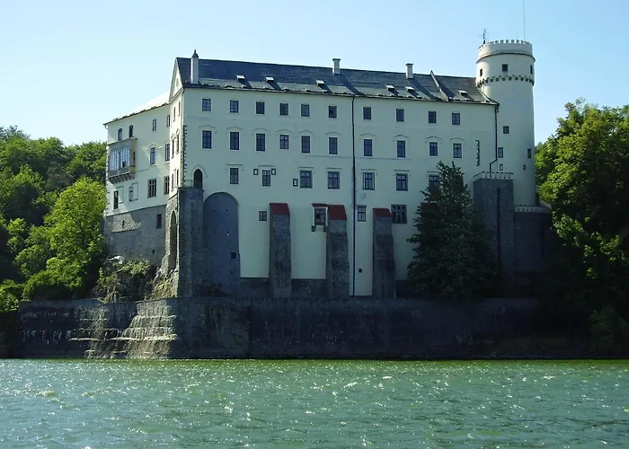 Tvrz Holesice Orlicka Prehrada - Chaty Klucenice